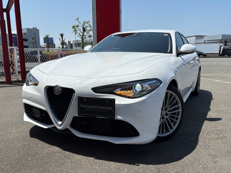 アルファロメオ ジュリア ヴェローチェ　FR　RHD　ディーラー車　2オーナー　レッドレザーパワーシート　シートヒーター　AppleCarPlay　バックカメラ　harman/kardonサウンド　純正18AW　認定中古車1年または2年保証ご加入可能