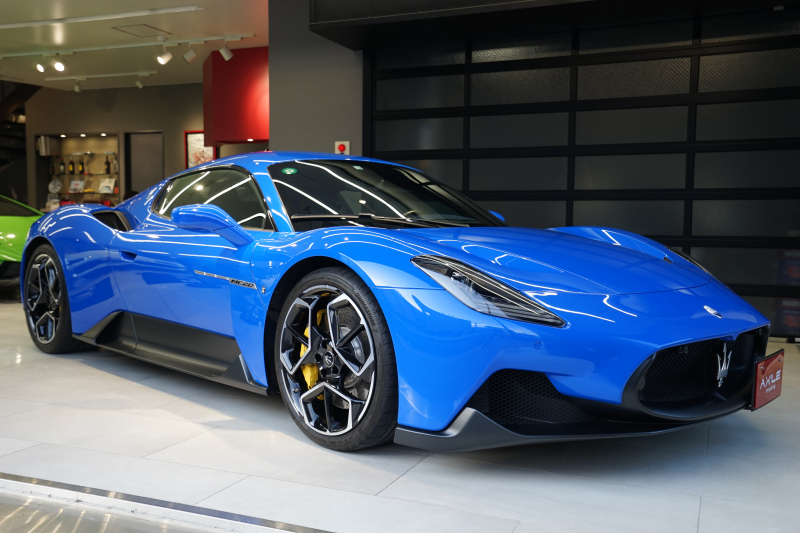 マセラティ MC20 ディーラー車　ロベルタ製フロントリフター　E-LSD　カーボンインテリアPKG　ブルーインフィニティ
