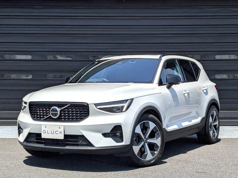 ボルボ XC40 アルティメットB4 AWDダークED パノラマサンルーフ ピクセルLED harman/kardonプレミアムサウンドシステム 360度カメラ ハーフレザーシート