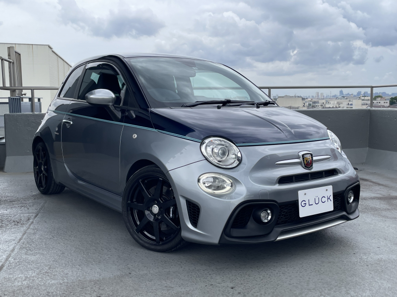 アバルト 695 リヴァーレ ／限定85台特別仕様車 ／ヒ―テッド電動ドアミラー ／ヘッドレスト一体型スポーツシート ／レザーメーターフード(ブルー） ／専用ブルーシート  専用ウッドパネル(マホガニー)  ／ドアシルカバー(マホガニー) スポーツレザーステアリング ／695Rivaleエンブレム ／タッチパネルモニター ／Apple car play