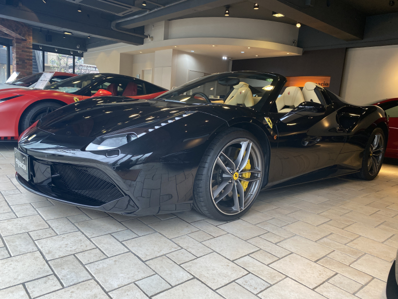 フェラーリ 488スパイダー 488 Spider クレマレザー×スペシャルステッチ×ロッソ デイトナシート ヒーター付フル電動シート ヘッドレスト跳馬刺繍 20“ダイヤモンドフィニッシュAWイエローキャリパー フロントリフター S/FバッチAFSライトシステム アルミニウムメーター クルーズコントロール F&Rパークセンサー Bカメラ JBL HIFIシステム