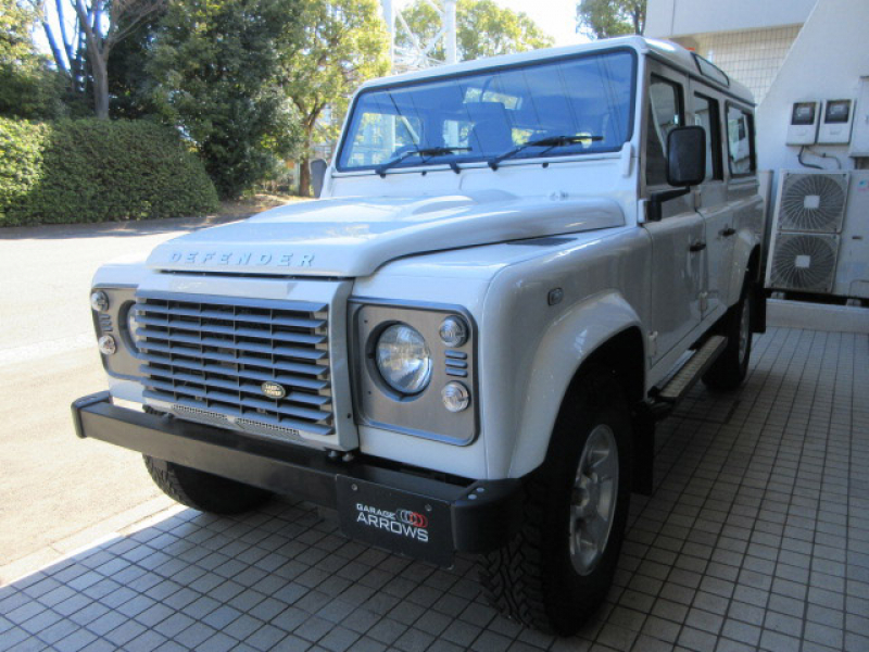 ランドローバー ディフェンダー 110SW 2.4Tdci XS 半革 純正BoostAW 7人乗り AT換装済 Nox/Pm適合 3ナンバー フルカーペット施工 クリアレンズ  前後マッドフラップ XSサイドランナー 背面タイヤ 並行輸入車 右ハンドル 記録簿付