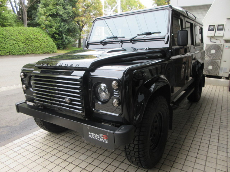 ランドローバー ディフェンダー 110SW 2.2Tdci XS 半革 新品モデューラーホイール＆A/Tタイヤ 7人乗り 後期最終PUMAモデル  AT換装済 Nox/Pm適合 3ナンバー 新品LEDヘッドライト＆レンズKIT フルカーペット施工 アルカンターラルーフライナー 新品ナルディステア 前後マッドフラップ XSサイドランナー 背面タイヤ 並行輸入車 右ハンドル 記録簿付