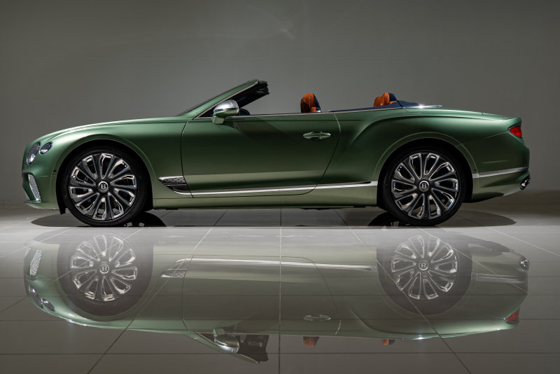 ベントレー コンチネンタル GT MULLINER（マリナー）V8 コンバーチブル　最高峰グレード　超希少カラー　Alpine Green　走行 9,950km　メーカー新車保証付
