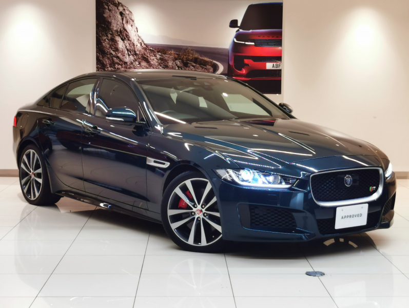 ジャガー XE S 3.0L V6S/C 380PS RWD 青黒ハーフレザーシート MERIDIAN™SURROUNDシステム 19インチアルミホイール ACC 電動調整ステアリングコラム イルミネーテッドトレッドプレート パドルシフト バックカメラ メモリーシート
